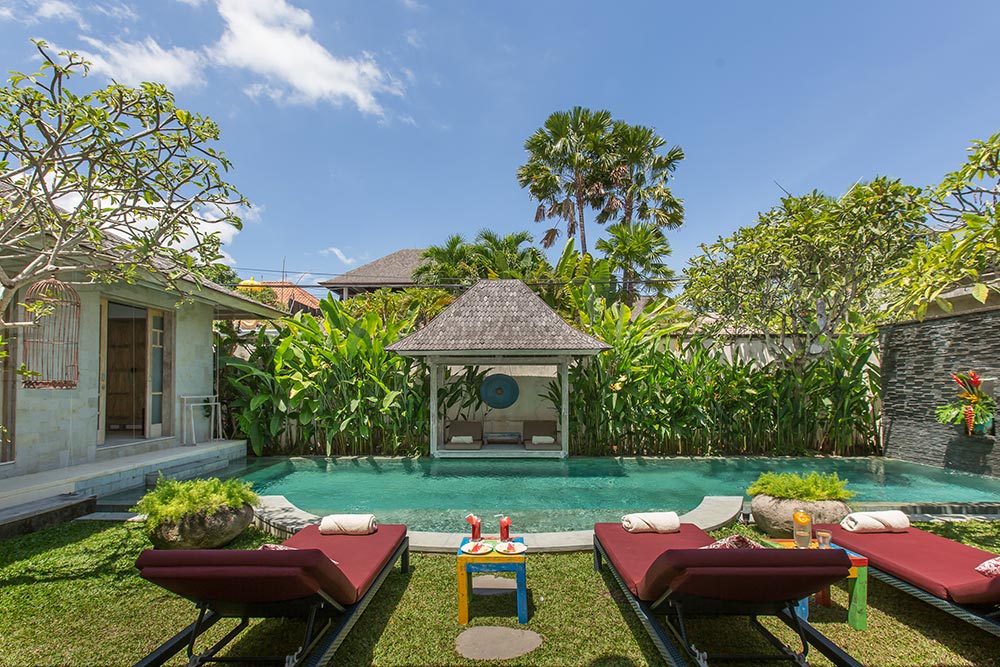 relax in bali poolside